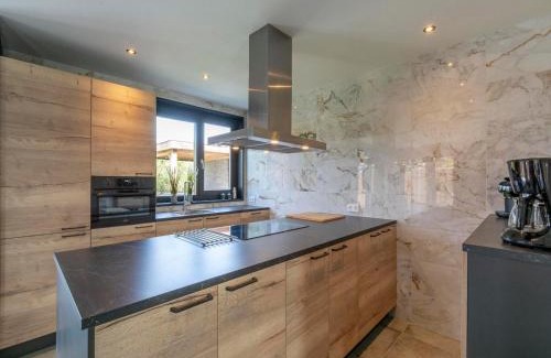 Julianadorp aan zee Villa | Villa near North Holland Beach with Jacuzzi