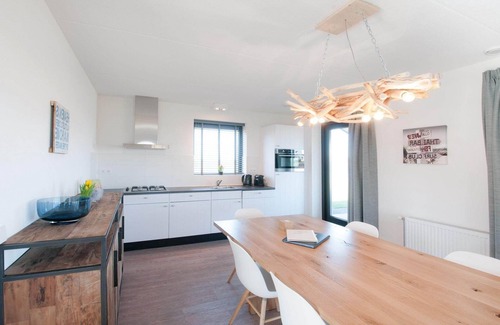 Tholen Casa | Villa junto al Agua con Diseño Único