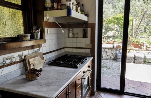 Pagnano Villa | Villa Nèfisi, tres habitaciones, amplios espacios y jardín.