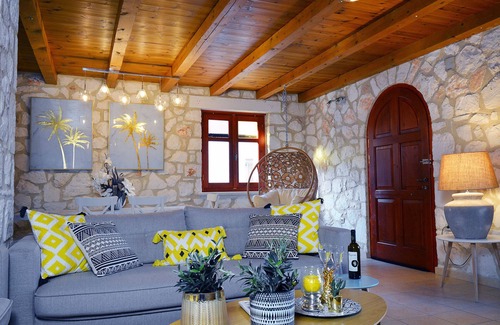 Akrotiri Villa | Villas Jootiq. ¡Combina el concepto tradicional de piedra con la comodidad suprema!
