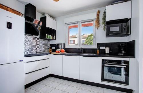 Montady Villa | Villa Neptune jardin garage
