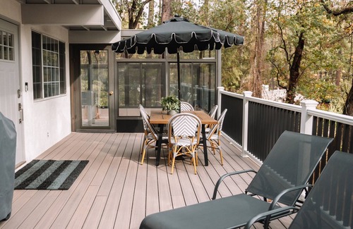 Lakehead-Lakeshore Casa | Villa Nosoni-Nestled between trees near Lake Shasta.