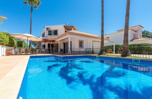 Albufeira Villa | Villa Nox es perfecta para familias con niños ya que la piscina está vallada