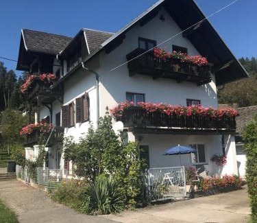 Krumpendorf am Woerther See Apartamento | Villa Nusswald