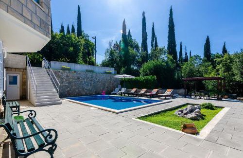 Popovici Villa | Villa Oasis Cypress