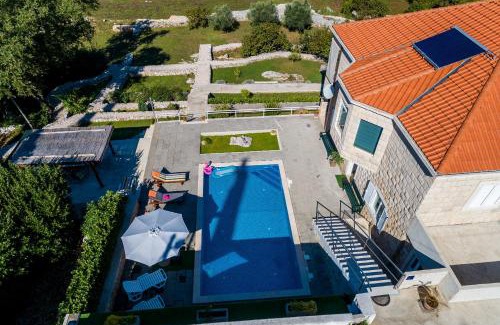 Popovici Villa | Villa Oasis Cypress