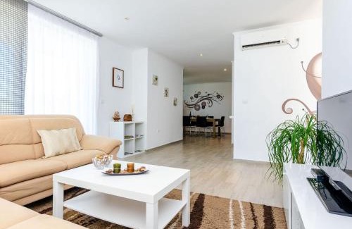 Popovici Villa | Villa Oasis Cypress - Three Bedroom Villa with Terrace and Swimming Pool