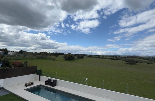 Villanueva del Pardillo Villa | Villa Oasis en Madrid para 6, piscina privada y barbacoa a 20min de la capital