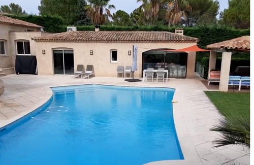 Valbonne Villa | Villa de 110m² con jardín y piscina en la subdivisión tranquila
