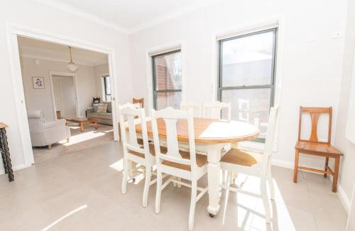 Orange Casa | Villa on Rosemary - Walk to CBD, Cosy & Private