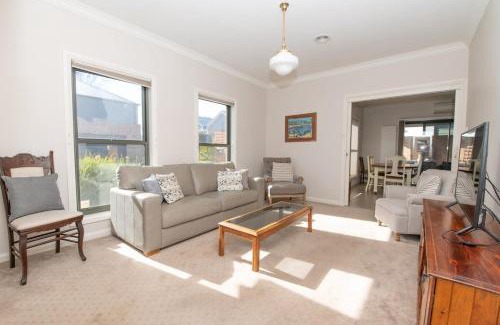 Orange Casa | Villa on Rosemary - Walk to CBD, Cosy & Private