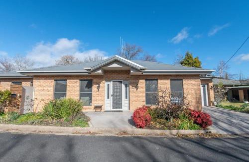 Orange Casa | Villa on Rosemary - Walk to CBD, Cosy & Private