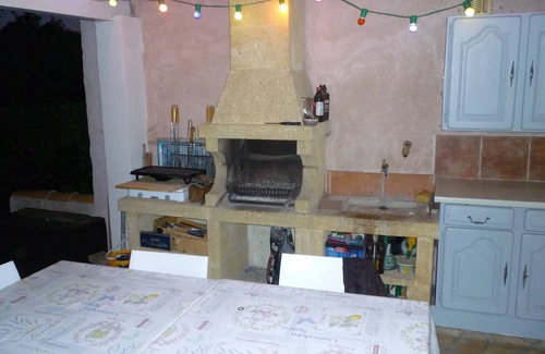 Poulx Villa | Villa on the heights of Nimes / Pont du gard