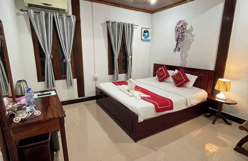 Luang Prabang Hotel | Villa Ouis NamKhan Riverside