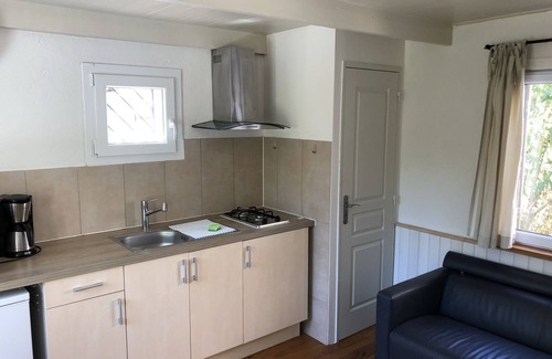 Bagnols-en-Foret Cabaña | Cottage in outbuilding of villa