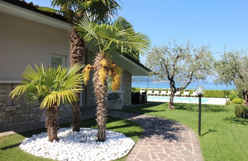 San Felice del Benaco Villa | Lakeside Beach Villa con piscina privada y magníficas vistas al lago