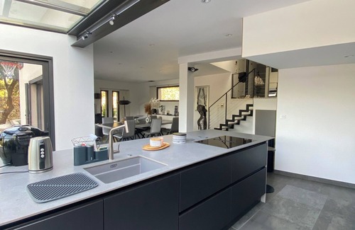 Caremeau Villa | Villa overlooking the garrigue with swimming pool near the center of Nimes.