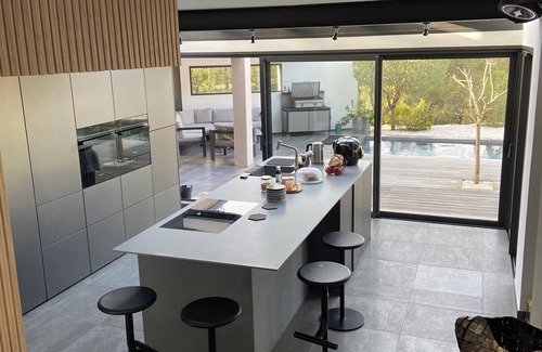 Caremeau Villa | Villa overlooking the garrigue with swimming pool near the center of Nimes.