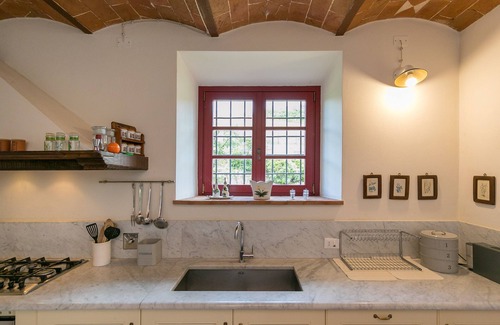 Montecatini Val di Cecina Villa | Villa 'Paganini' con piscina privada, terraza privada y Wi-Fi