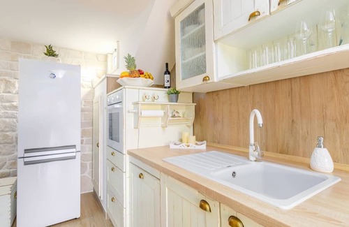 Karlobag Villa | Wunderschönes Haus, Ideal für Familien mit Kindern, 5 m vom Meer, Kroatien