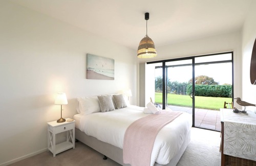 Tura Beach Cabina | Villa Paradiso - Pool and Beach Front