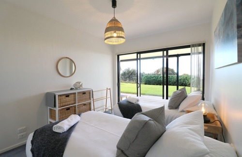 Tura Beach Cabina | Villa Paradiso - Pool and Beach Front