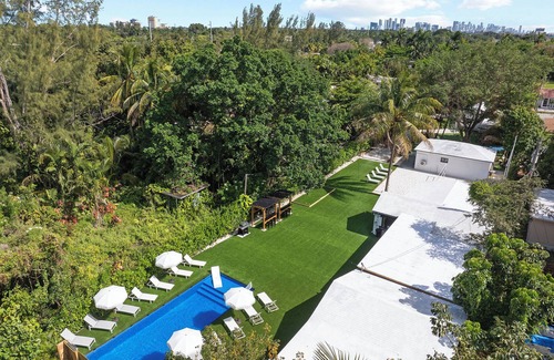 Pinewood Villa | Villa Paraiso: 10 BR Private Mini Resort in Central Miami w/pool, sauna & more