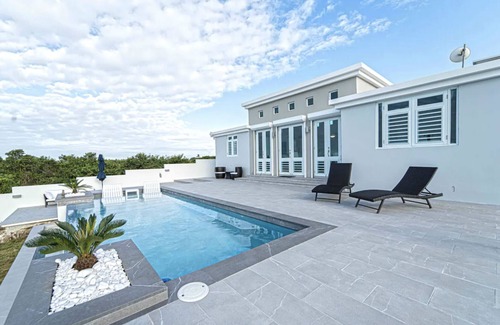 Tierras Nuevas Saliente Casa | Villa Patria - Luxurious Villa for 8 in Manatí, PR