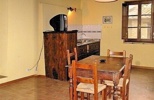 Montone Casa | Villa Pavone C: Un acogedor apartamento de dos pisos rodeado de vegetación.