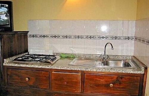 Montone Casa | Villa Pavone C: Un acogedor apartamento de dos pisos rodeado de vegetación.