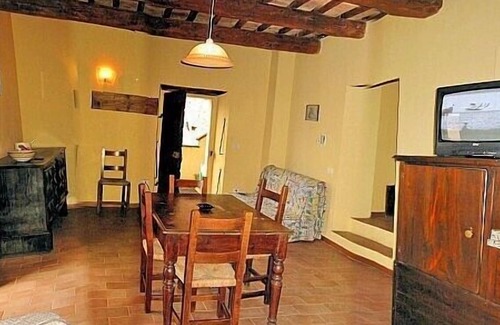 Montone Casa | Villa Pavone C: Un acogedor apartamento de dos pisos rodeado de vegetación.