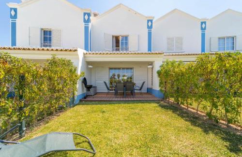 Castelo Villa | Villa Periquito 2BD Pool Fast WiFi AC Garden