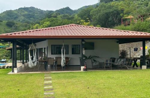 Mercedes Villa | Villa Piedra Cozy mountain house with trail and waterfall