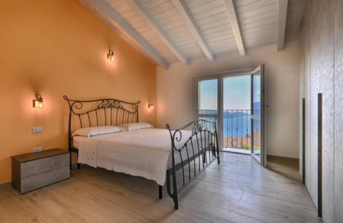 Gardola Villa | Villa "Pineta" with Lake View, Private Pool & Wi-Fi