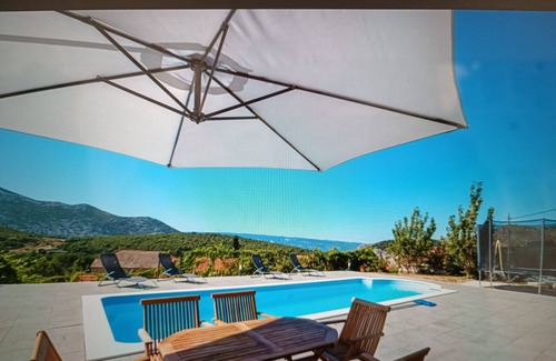Gata Apartamento | Villa Pocelje una hermosa vista de la naturaleza y el mar.