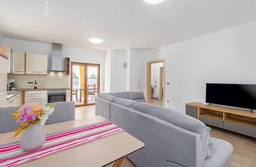 Kringa Villa | Villa Prenci with beautiful garden and private pool in Tinjan