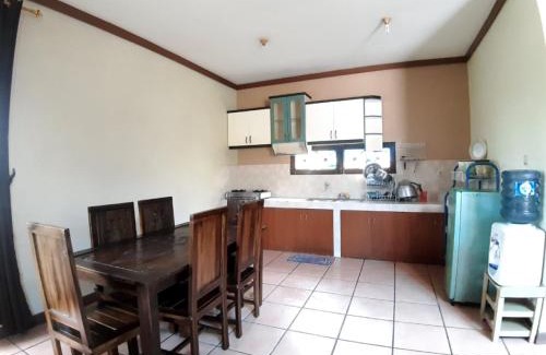 Cipanas Villa | Villa puncak bogor at kota bunga ada karoke & AC
