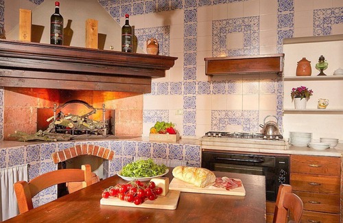 Gambassi Terme Casa | Villa Rama: A splendid seventeenth-century two-story historical villa surrounded by meadows and by green hills, with Free WI-FI.