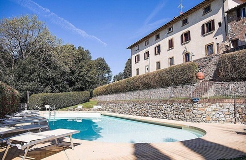 Gambassi Terme Casa | Villa Rama: A splendid seventeenth-century two-story historical villa surrounded by meadows and by green hills, with Free WI-FI.