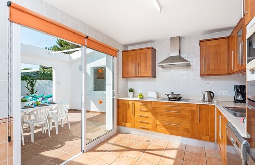 Cala'n Bosch Villa | Villa Raquel con piscina privada, WIFI, 600 M de la playa, AC y BBQ
