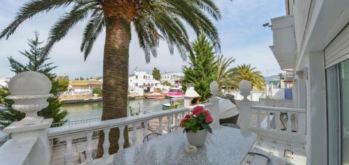 Empuriabrava Casa | Villa Requesens on Canal