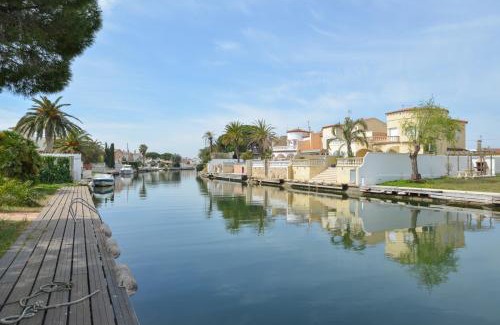 Empuriabrava Casa | Villa Requesens on Canal