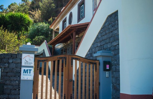 Porto da Cruz Villa | Villa Ricardo -, una encantadora villa con piscina climatizada y vistas panorámicas al mar.