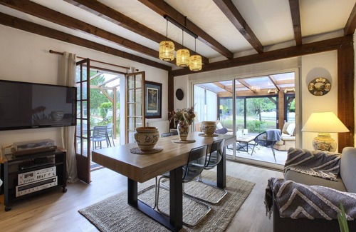 Saint-Aubin-de-Medoc Villa | Villa 'Rodolphe 8' with Private Pool, Private Terrace and Wi-Fi