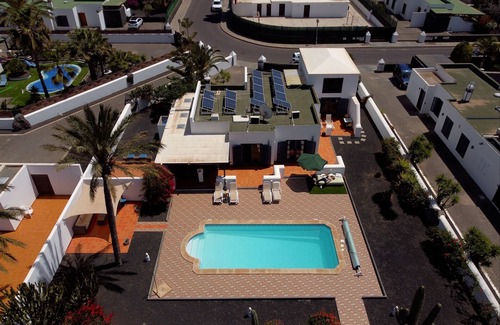 Playa Blanca Villa | Villa Roma Lanzarote gran piscina privada climatizada y soleada todo el día