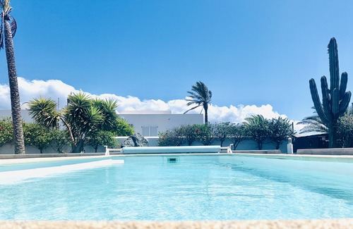 Playa Blanca Villa | Villa Roma Lanzarote gran piscina privada climatizada y soleada todo el día
