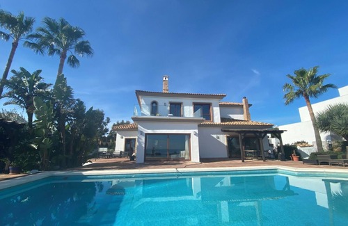 Manilva Villa | Villa 'Romano' con vistas al mar, Wi-Fi y aire acondicionado