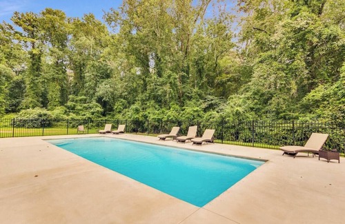 Lithonia Villa | The Villa Rose Estate-Sleeps 18 Events Bienvenido