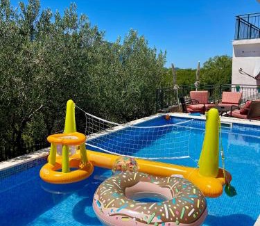 Zagvozd Villa | Villa Sagosde with Swimming Pool and Mini Golf