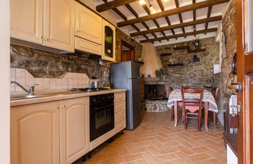 Lisciano Niccone Casa | Villa San Martino, two houses sharing a fenced pool, San Martino, San Martino